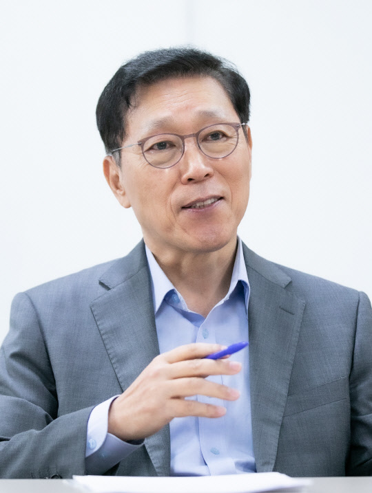 김태유 서울대 명예교수 고견 인터뷰. 박동욱기자 fufus@